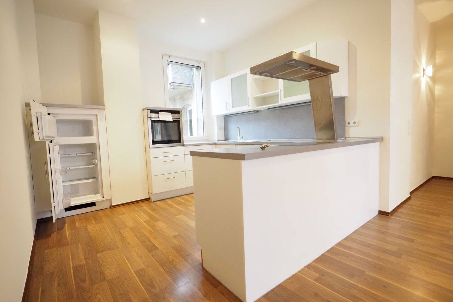 Großzügige, ausgefallene und loftartige 4-Zimmer mit Einbauküche und Balkon in zentrumsnaher Lage in 90429 Nürnberg – Nürnberg – Vorschaubild 7