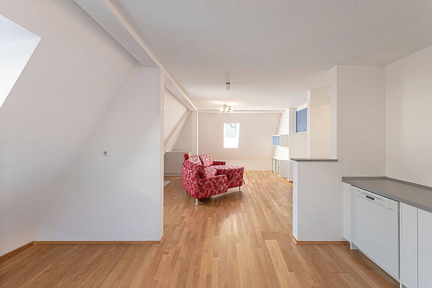 Schicke 3-Zimmer-Wohnung mit Dachterrasse in Top-Lage, Energieeffizienzklasse A+ – München – Bild 1 von 9