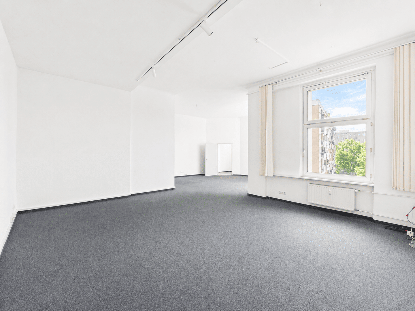 Großzügige Altbaueinheit mit sehr hohen Decken und Entwicklungspotenzial in ruhiger, zentraler Lage – Berlin – Vorschaubild 4