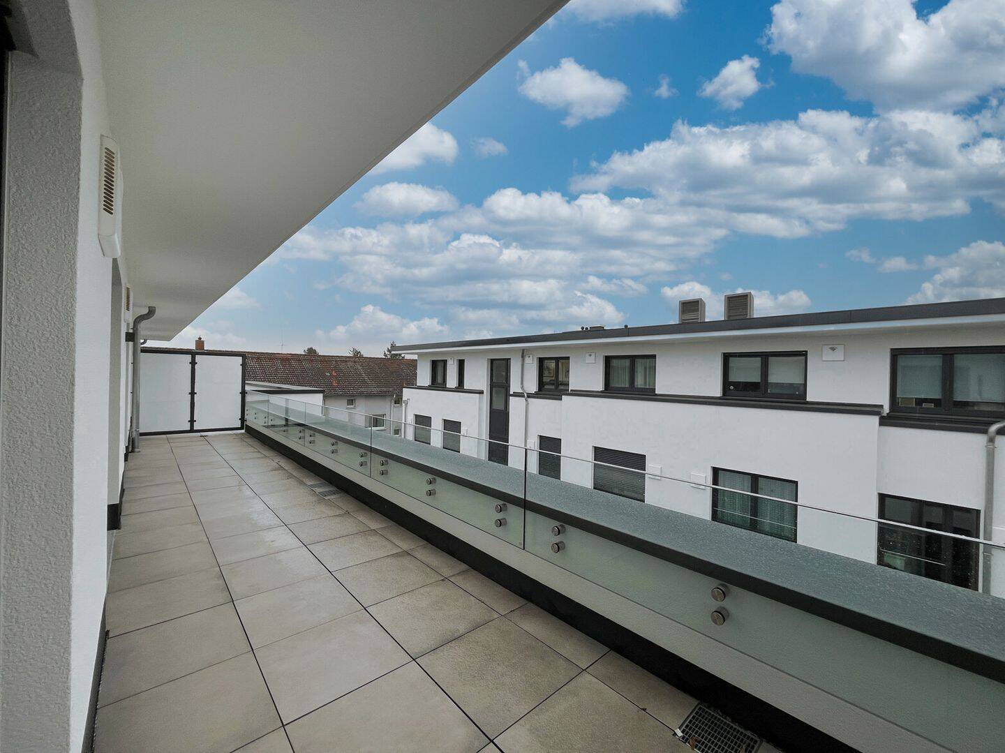 Penthousewohnung mit vier Zimmern, Küche, Balkon und Stellplatz in Mainz-Kastel – Wiesbaden – Vorschaubild 2