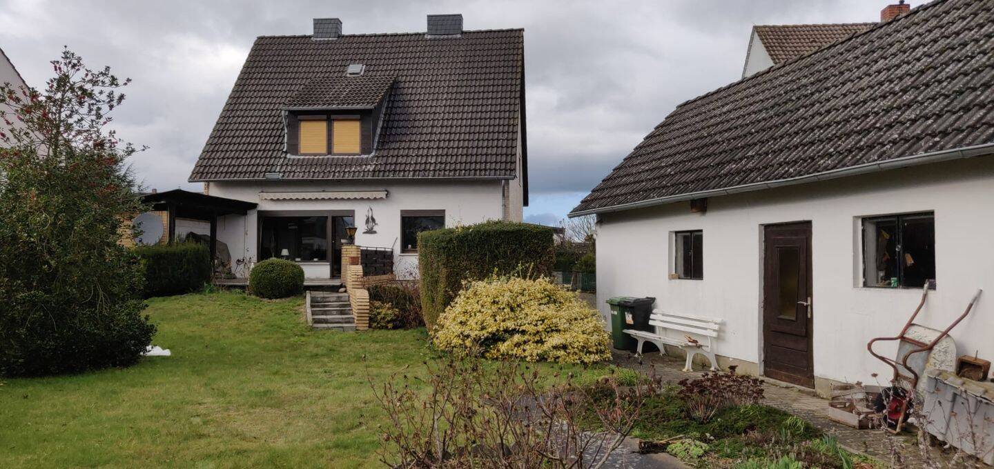 Landleben mit Platz: Einfamilienhaus mit großem Garten, Garage und Schuppen – befristete Miete