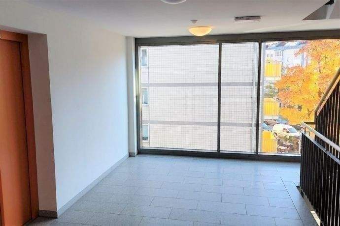 WG-Apartment mit verglastem Balkon in München - Moosach – München – Vorschaubild 8