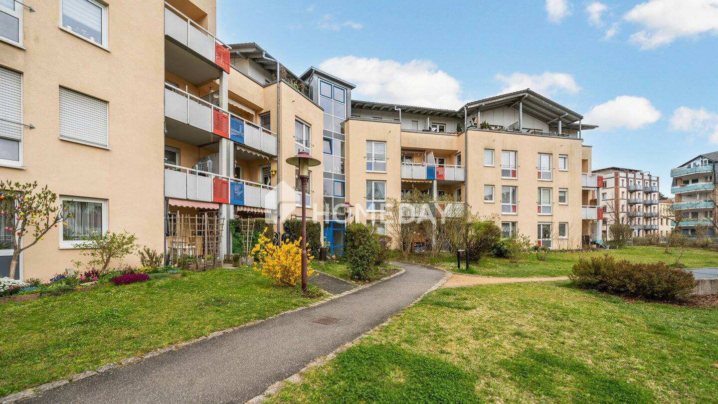 Gepflegte EG-Wohnung mit 3 Zimmern, Gartenanteil, Terrasse und TG-Stellplatz in Freital – Freital – Bild 1 von 9