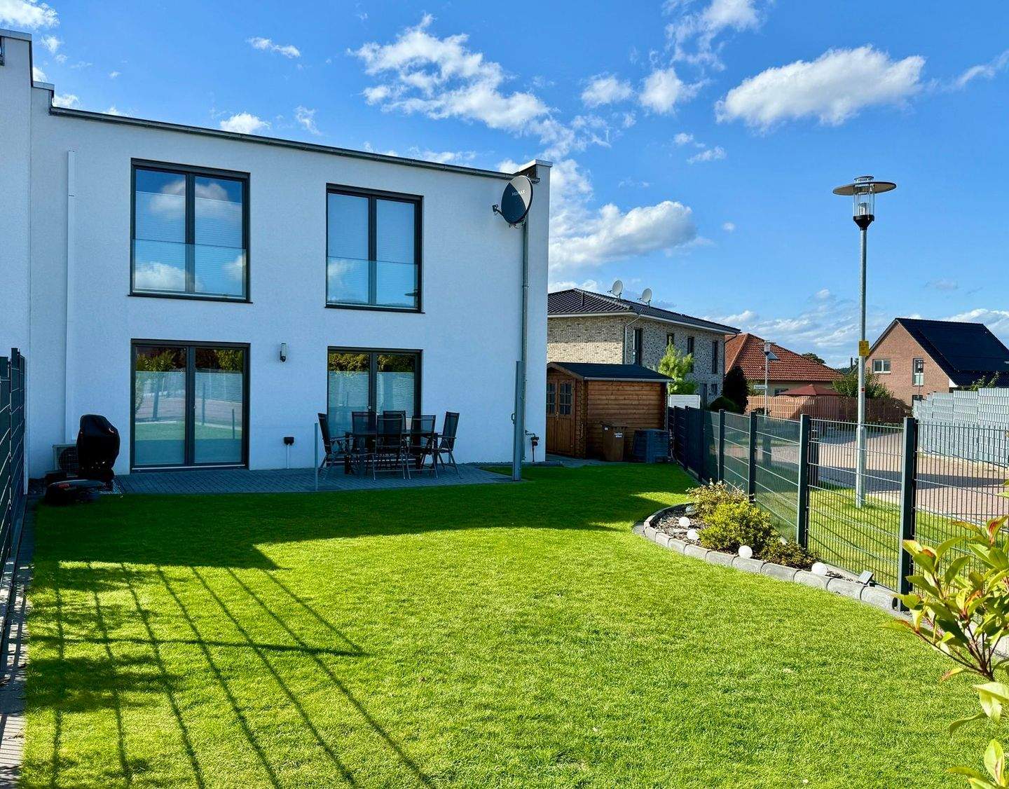 Neuwertig, hochwertig und energieeffizient : 5-Zimmer-Architekten-Stadthaus mit Garten – Leiferde – Bild 1 von 9
