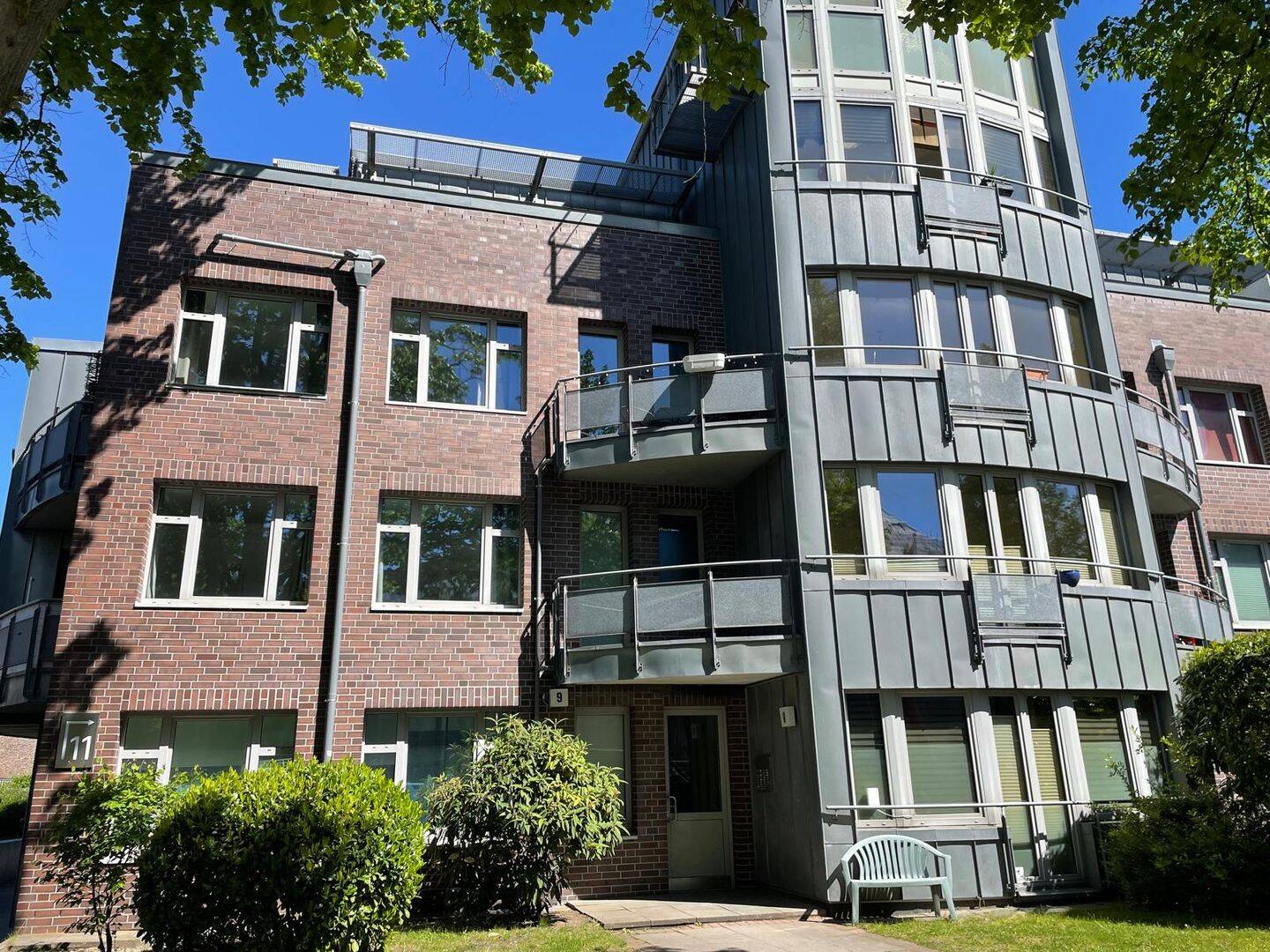 Lichtdurchflutete 2-Zimmer-Maisonette-Galeriewohnung mit beeindruckender Fensterfront, Preis VB!