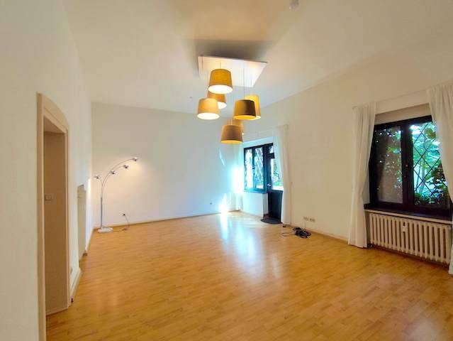 127m² in der bel étage einer stilvollen Villa am Jardin des Champs-Élysées von Oberhausen