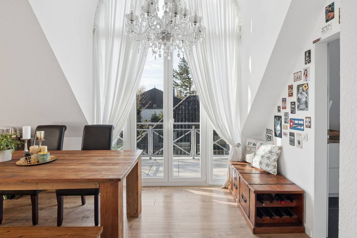 Großzügiges Wohnerlebnis: Modernisierte DG-Maisonette mit perfekter Sonnen-Ausrichtung! – 22043 Hamburg – Bild 1 von 9