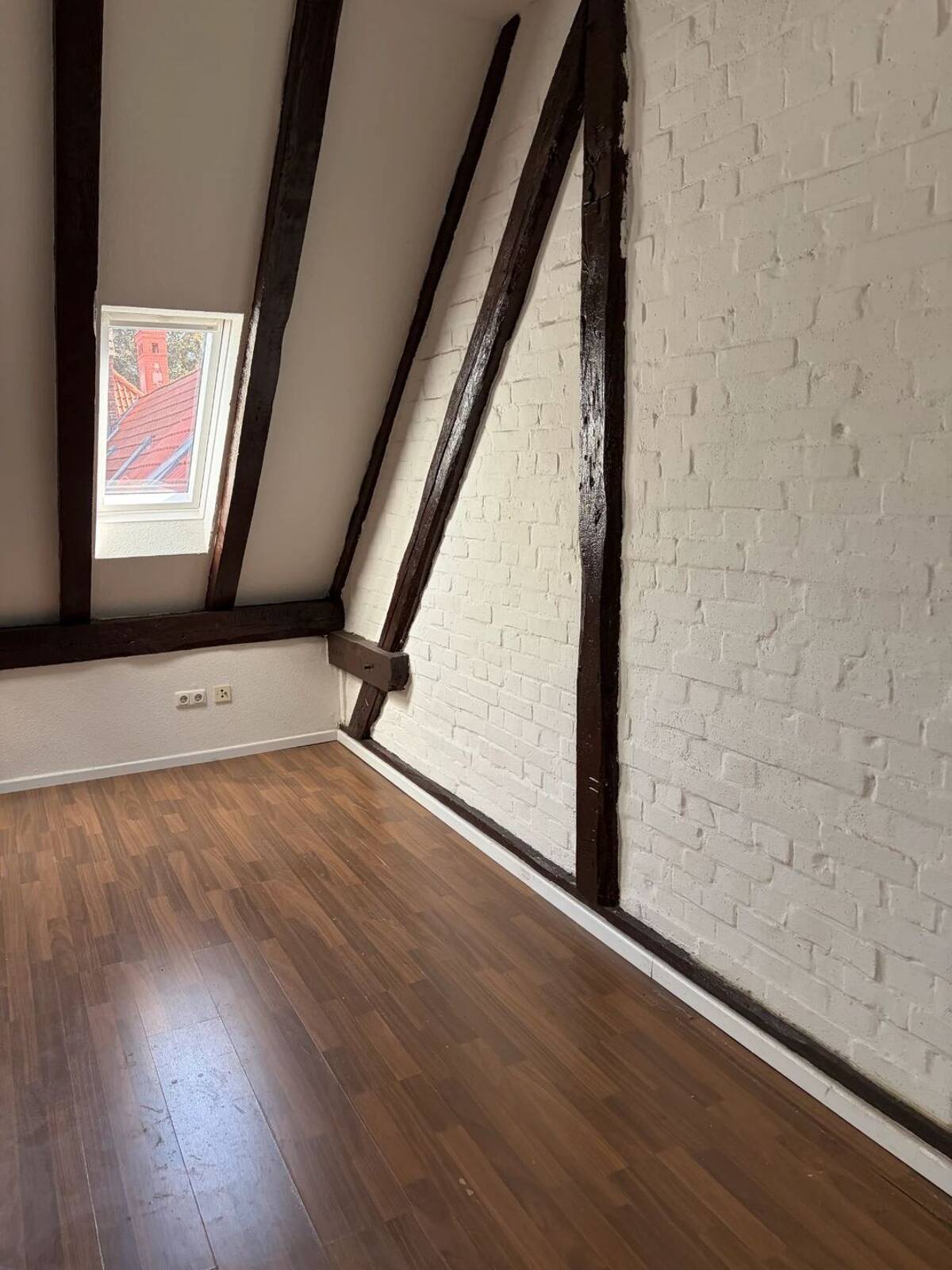 Gemütliche 1,5-Zimmer-Dachgeschosswohung zu vermieten! – 23566 Lübeck – Bild 1 von 4