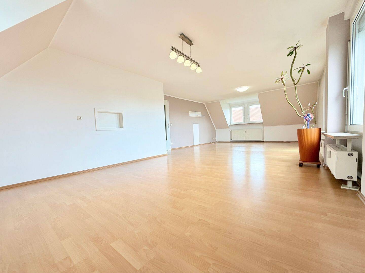 Gepflegte Dachgeschosswohnung mit viel Platz und Wohnkomfort – Fürth – Vorschaubild 3