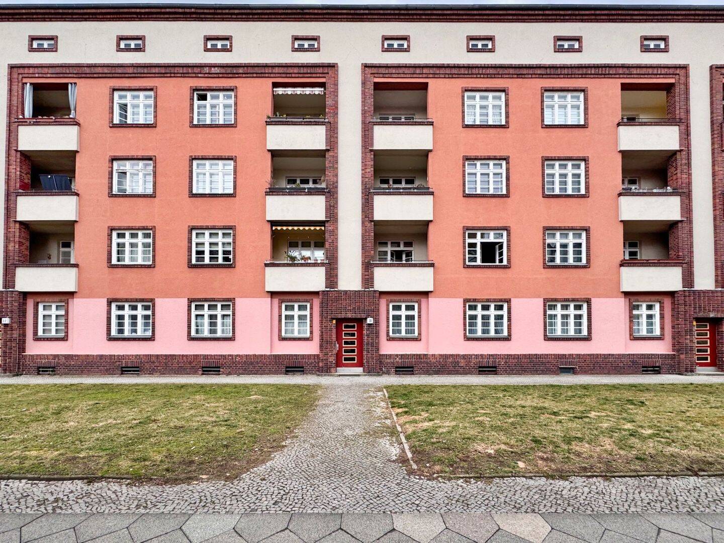 EIN ZUHAUSE MIT GESCHICHTE: 3-ZIMMER-WOHNGLÜCK MIT LOGGIA IN DER HISTOR. SIEDLUNG BIRKENWÄLDCHEN – Berlin – Vorschaubild 2