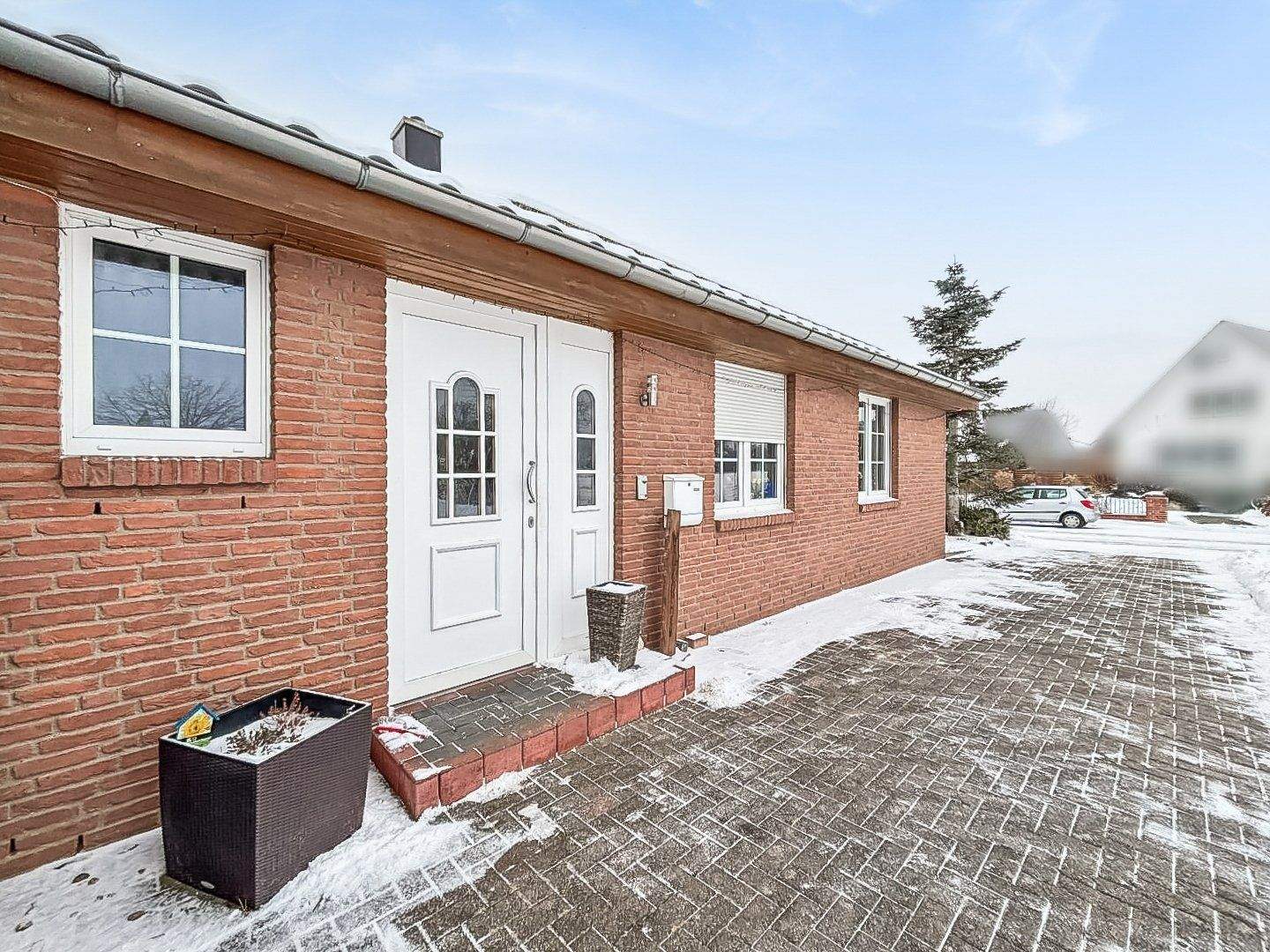 Alles, was das Herz begehrt: Heller Bungalow mit großem Garten und Carport in Edesse – Edemissen – Bild 1 von 9
