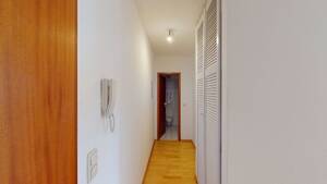 Sanierungsbedürftige Einzimmerwohnung mit Stellplatz – 60437 Frankfurt am Main – Vorschaubild 2