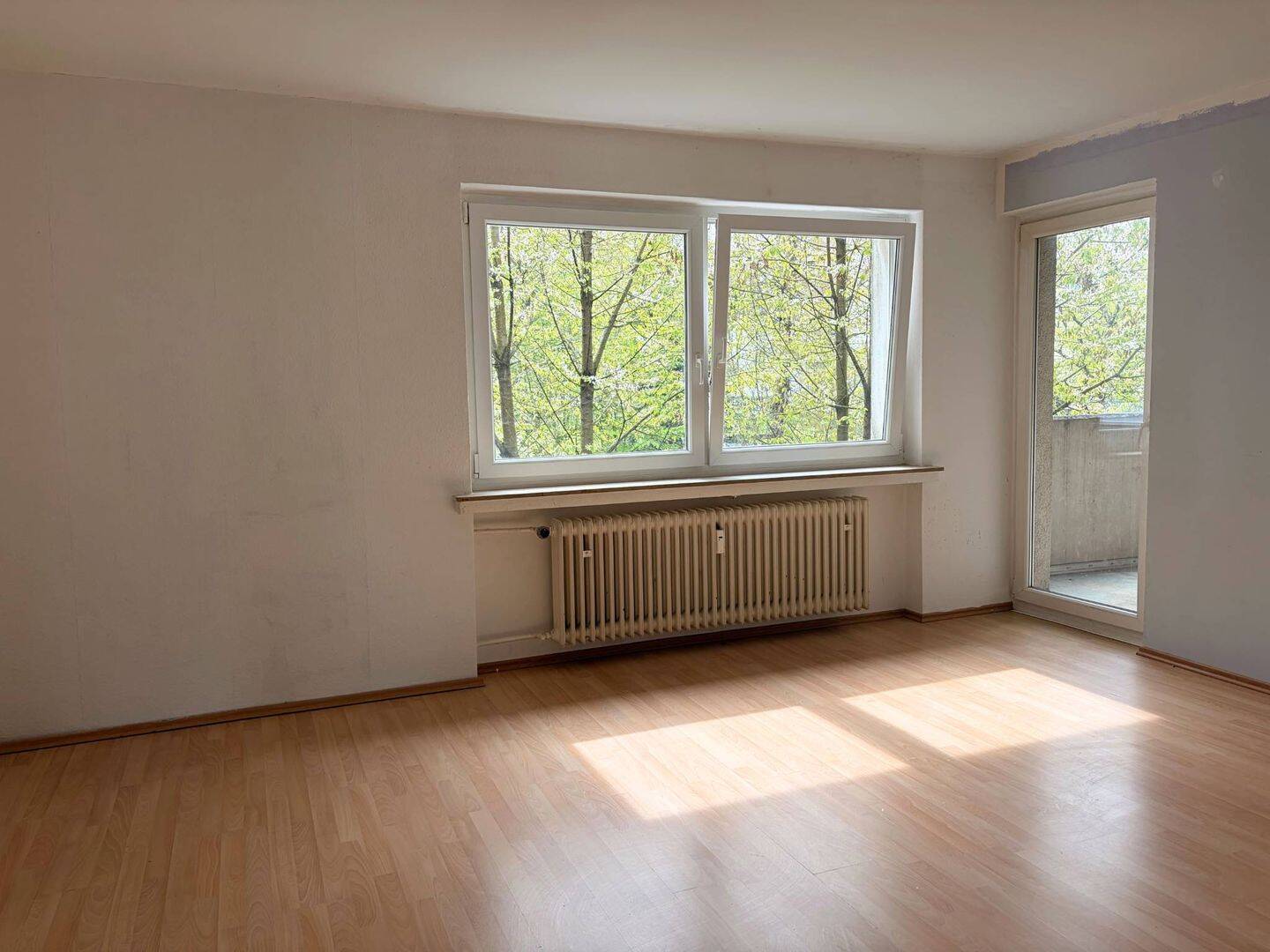 Helle 4-Zimmer-Wohnung mit BALKON und Wannenbad