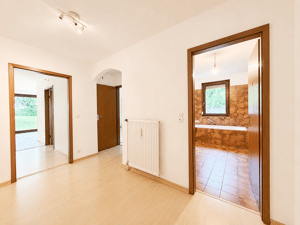 Ruhig gelegene Terrassenwohnung mit sonniger Westterrasse und großem Entwicklungspotenzial! – 81545 München – Vorschaubild 2