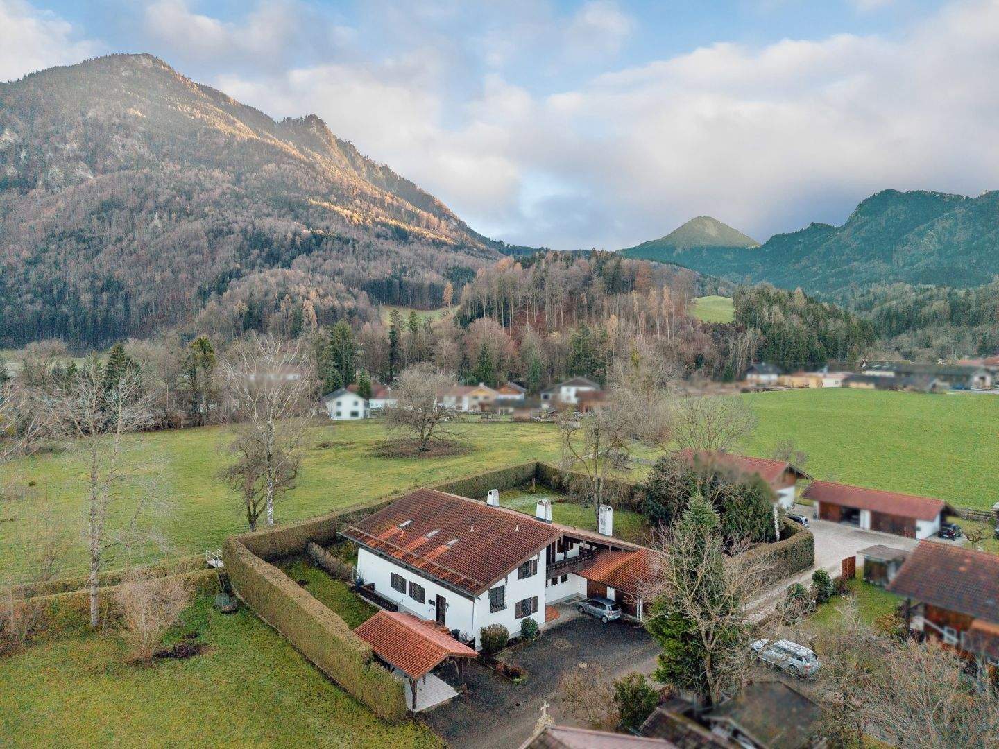 Außergewöhnliche Villa am Alpenrand - Weitblick, Ruhe und Großzügigkeit – Brannenburg – Bild 1 von 9