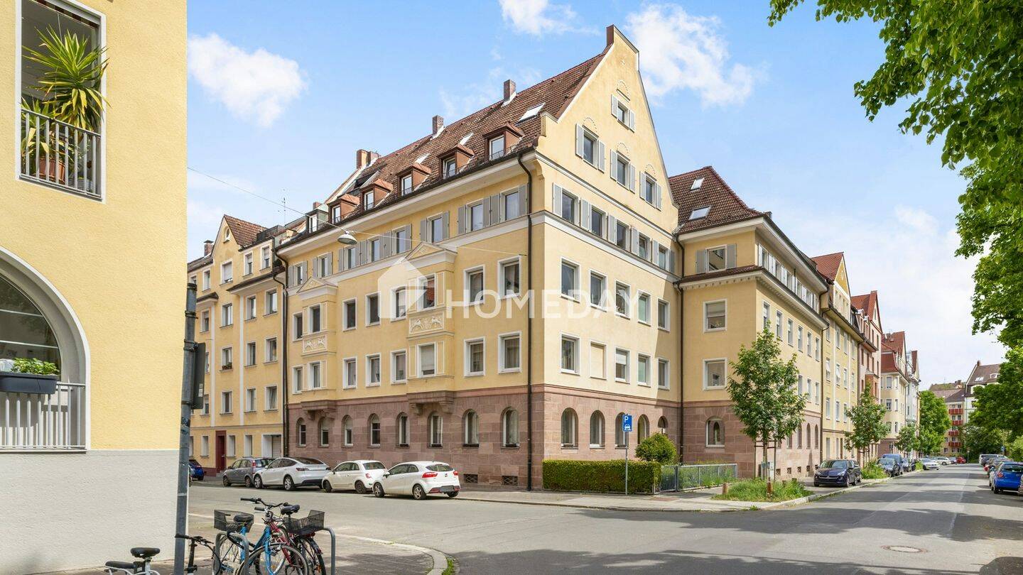 Charmante Altbauwohnung mit 4 Zimmern, Balkon, großer Loggia & opt. TG-Stellplatz