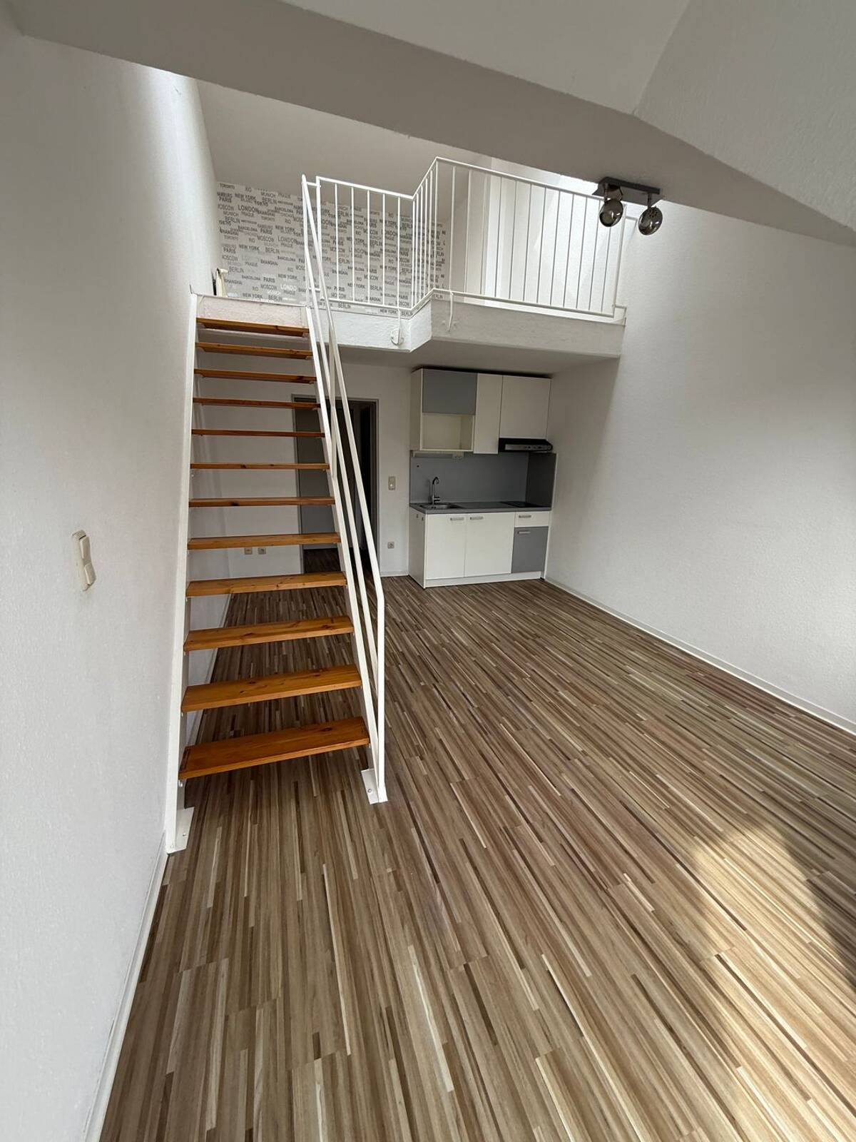 1 Zimmer Maisonette, Kochnische, Bad, Uni-Nähe – 34127 Kassel – Bild 1 von 6