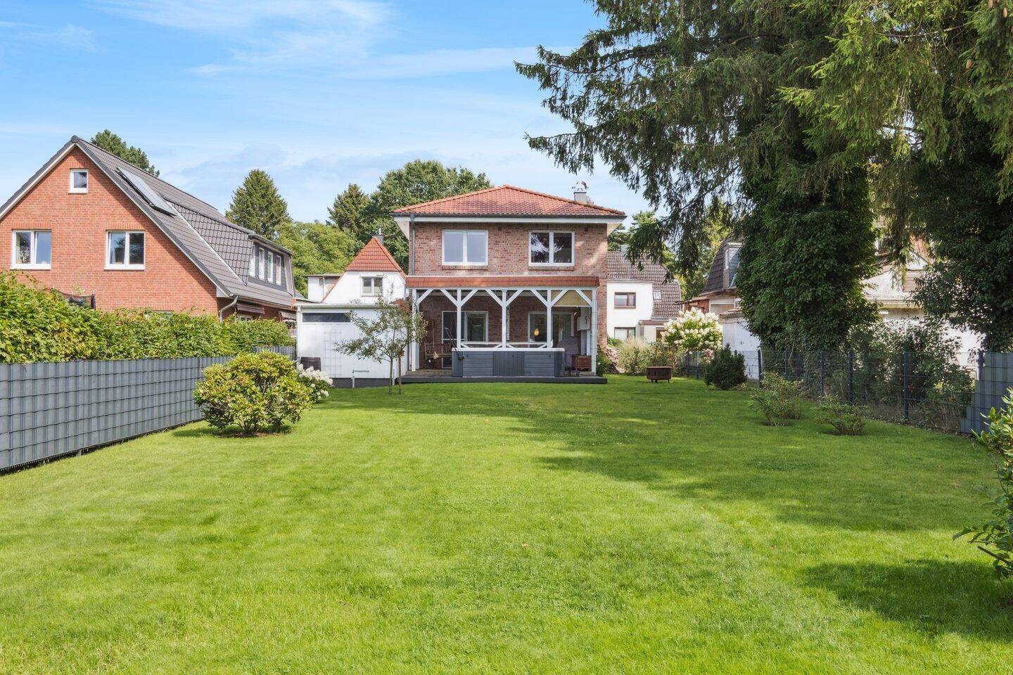 Exklusiv für 1 Jahr auf Zeit: Möbliertes Familienhaus mit großem Garten & Whirlpool