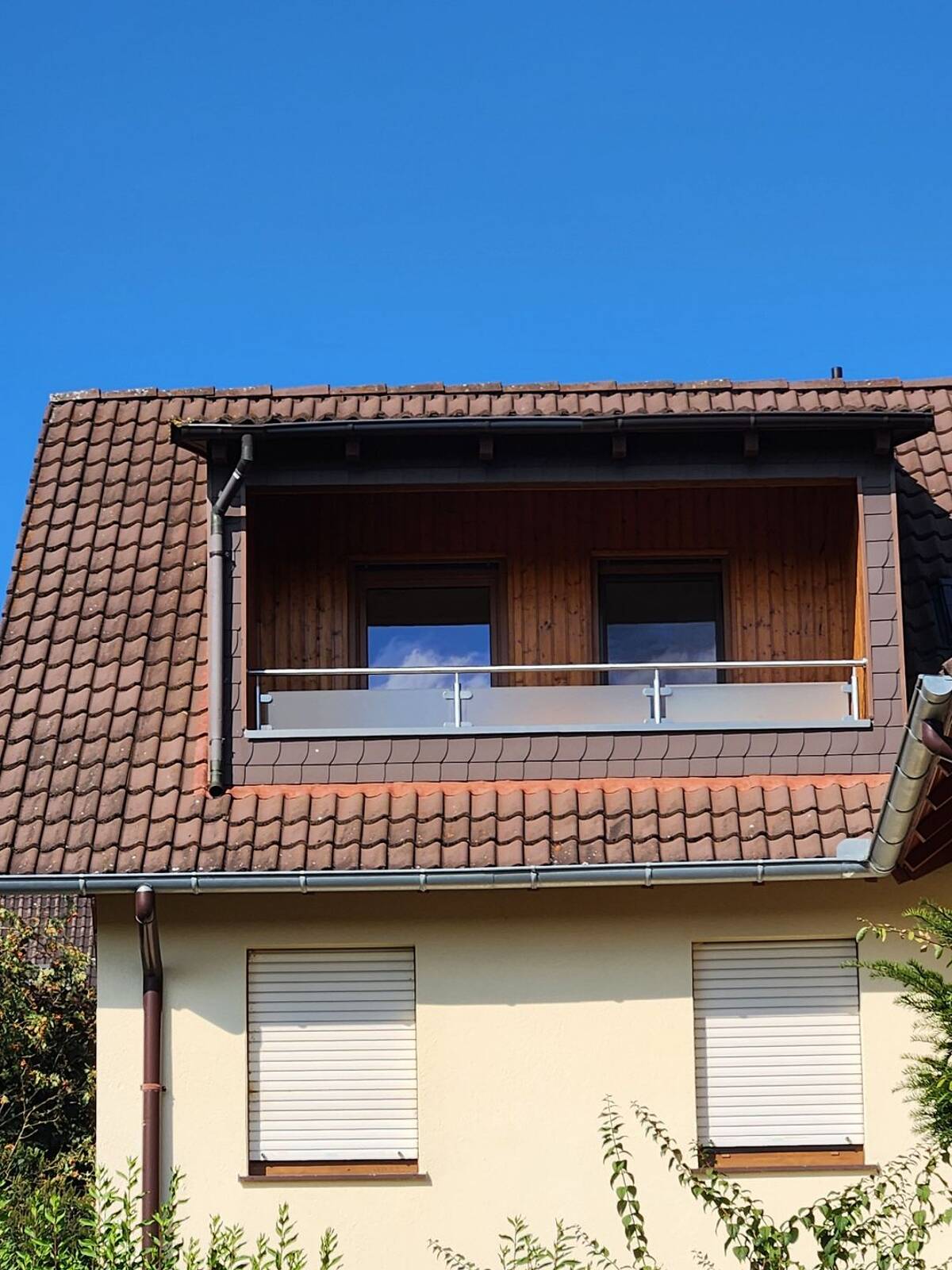 Schöne Dachgeschosswohnung mit Balkon und Garage – 34311 Naumburg – Bild 1 von 7
