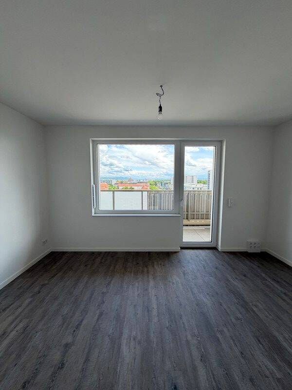 Moderne Wohnung mit Ausblick: Einbauküche und Balkon