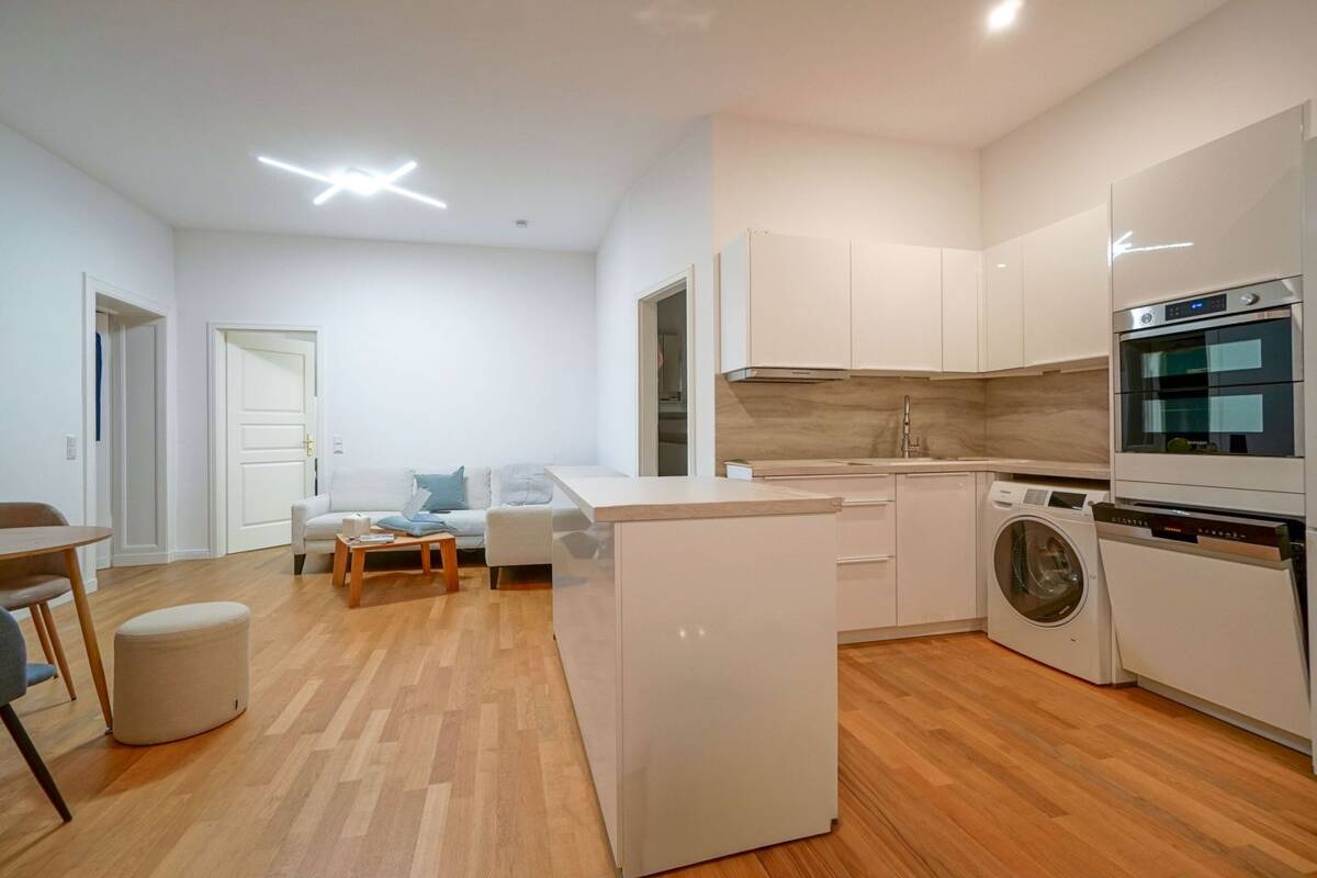 Ruhige 2-Zimmer-Erdgeschosswohnung mit neuer Küche und modernem Wohnkomfort – 12165 Berlin – Bild 1 von 3