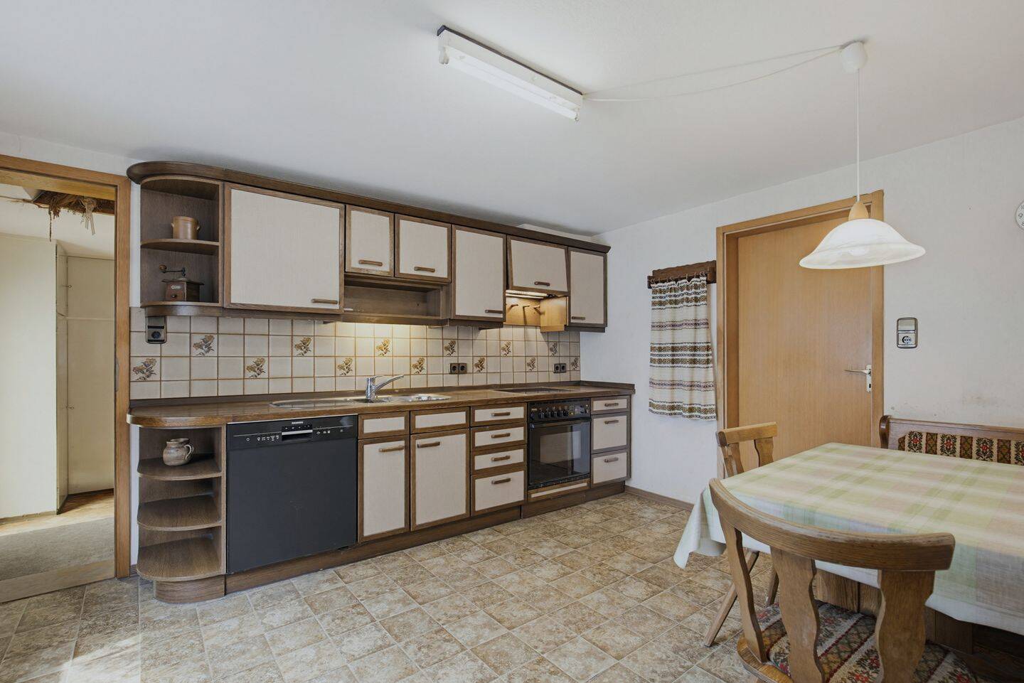 Sanierungsbedürftiges Wohnhaus mit Doppelgarage & zusätzlicher Nutzfläche in Stutensee-FR – Stutensee – Vorschaubild 3