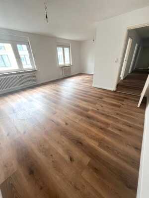 Moderne 2,5 Zimmer Wohnung mit kleinem Balkon