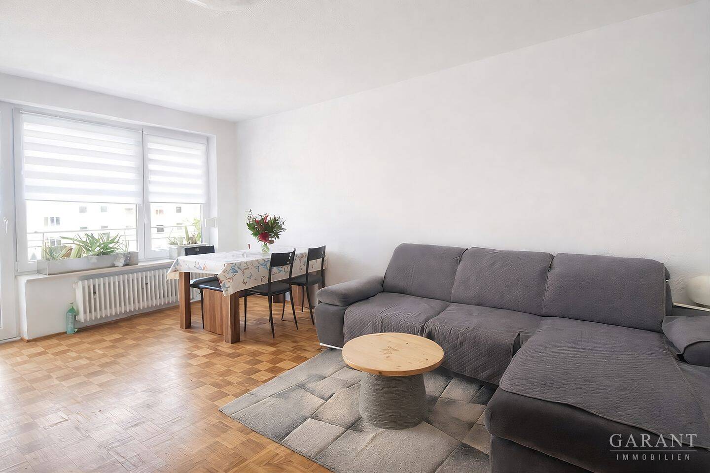 Wohnen mit Licht und Raum: 3 Zimmer-Wohnung mit zwei Loggien in Neuhausen – München – Vorschaubild 2