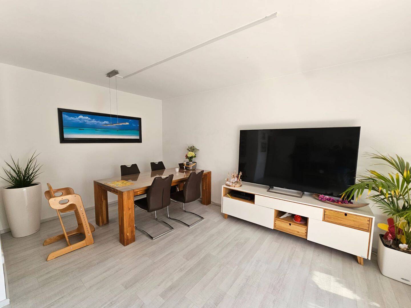 N-Kornburg großzügiges RMH mit optimaler Raumaufteilung, zeitgemäß saniert, mit gepflegtem Garten, Balkon und Garage. – Nürnberg – Vorschaubild 4