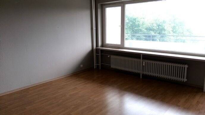Schöne 2,5-Zimmer-Wohnung mit Wannenbad, Balkon, Aufzug, Stellplatz