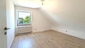 Schicke Dachgeschosswohnung mit Einbauküche in gepflegtem Wohnhaus! – 51145 Köln – Vorschaubild 6