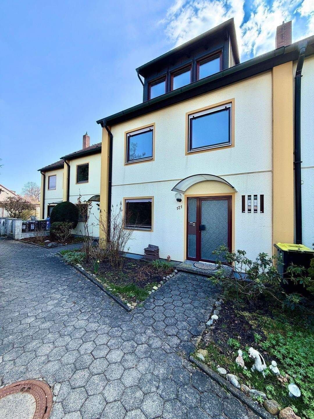 Großzügiges Reihenmittelhaus in begehrter Lage von Nürnberg-Weiherhaus – mit Garten, Terrasse und Garage – Nürnberg – Bild 1 von 9