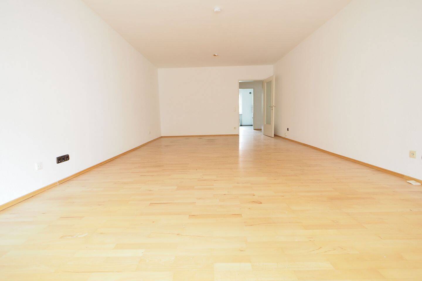Helle und gemütliche 3-Zimmerwohnung mit neuer Einbauküche, Balkon und einer kleinen Loggia in ruhiger und zentrumsnaher Lage – Nürnberg – Vorschaubild 2