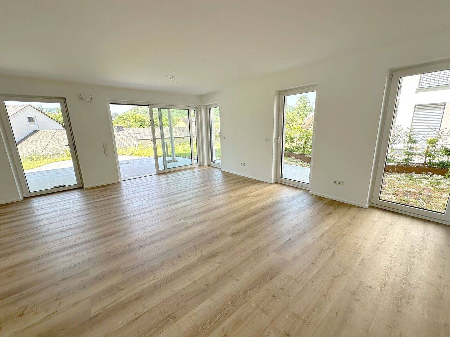 Hochwertige 3-Zimmer-EG-Neubauwohnung mit großzügiger Terrasse und Stellplatz – Bullay – Vorschaubild 3