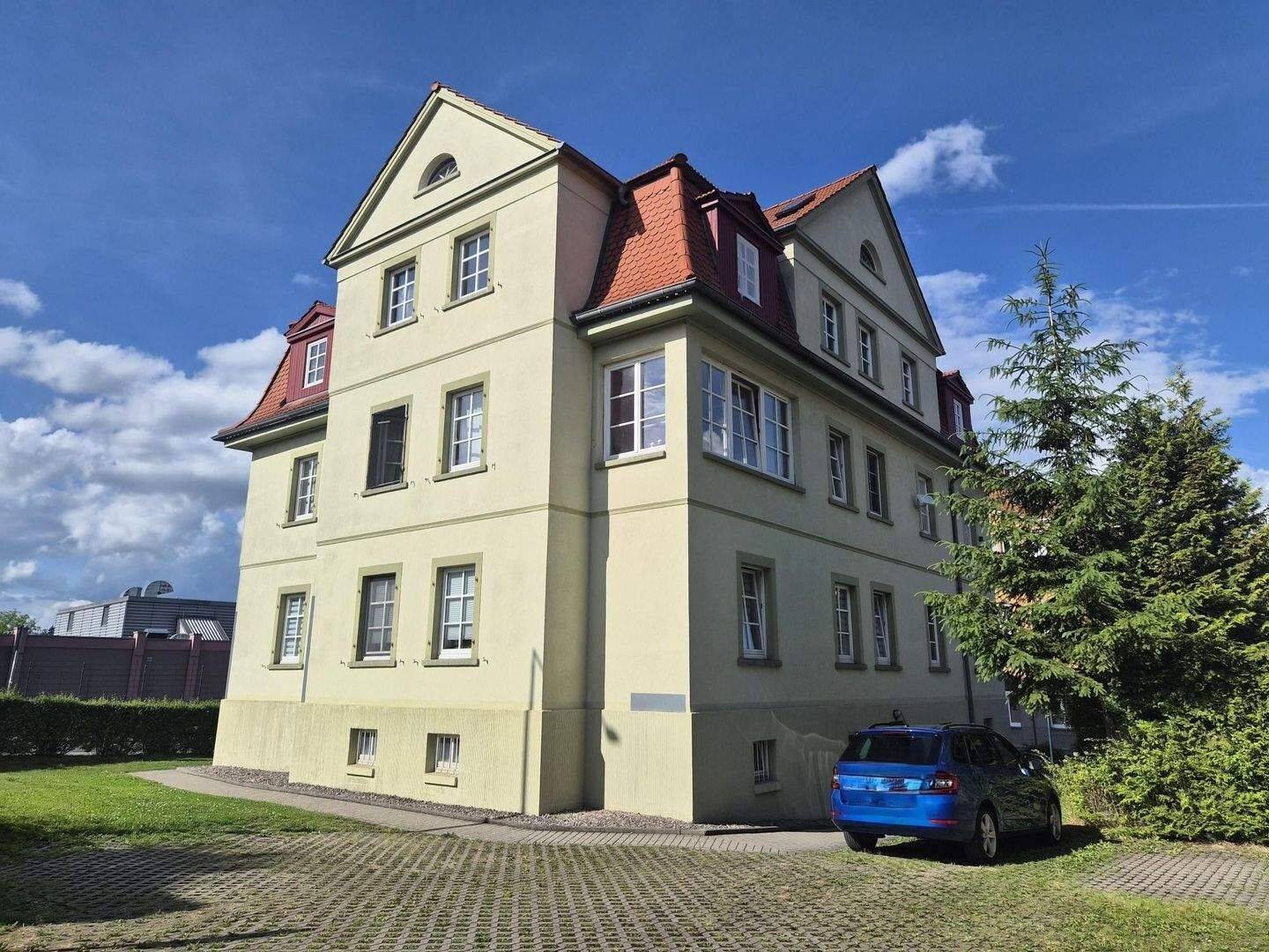 BESICHTIGUNGSTERMIN BITTE TELEFONISCH VEREINBAREN - 3 Raumwohnung im 1.OG mit Stellplatz in gepflegten Mehrfamilienhaus