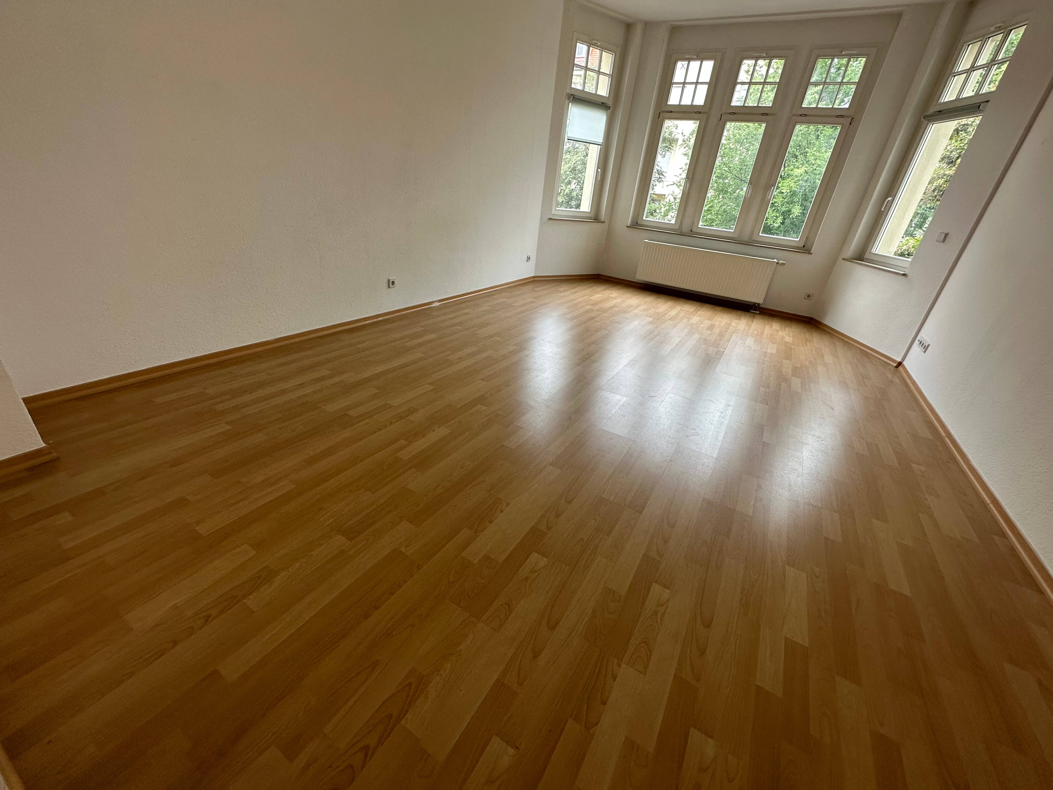 3.OG mit Aufzug / EBK*** / Balkon / Dusche + Wanne ! Frei ab 1.8.26 – Chemnitz – Vorschaubild 3