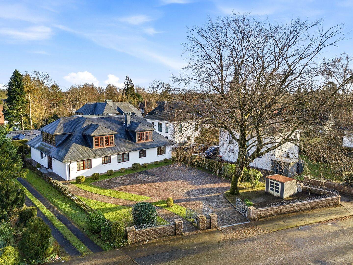 Zwei Wohnungen und Praxisfläche - großzügige Villa mit flexiblen Möglichkeiten