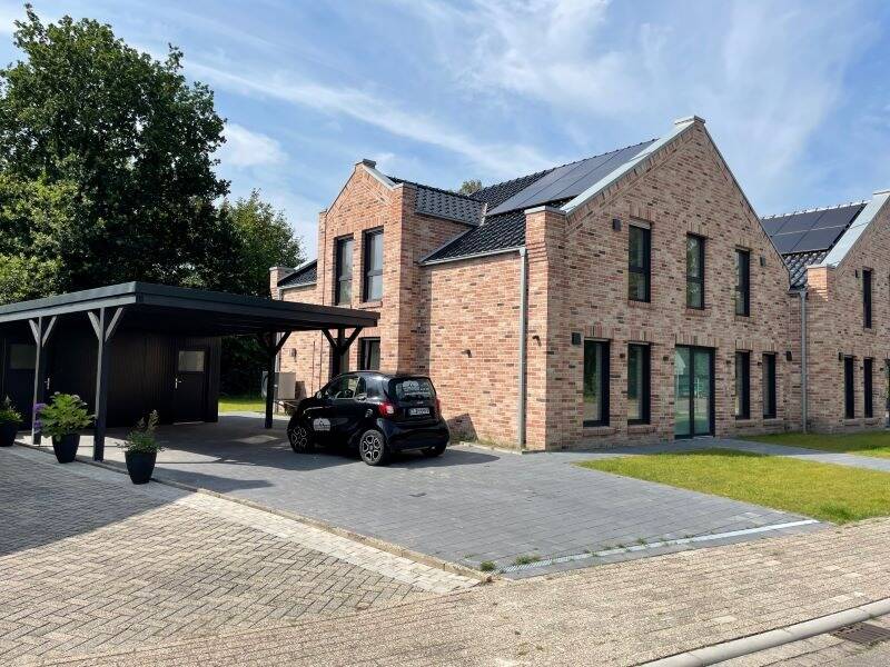 Großzügige Neubau-Obergeschosswohnung mit Einbauküche und Balkon zu vermieten