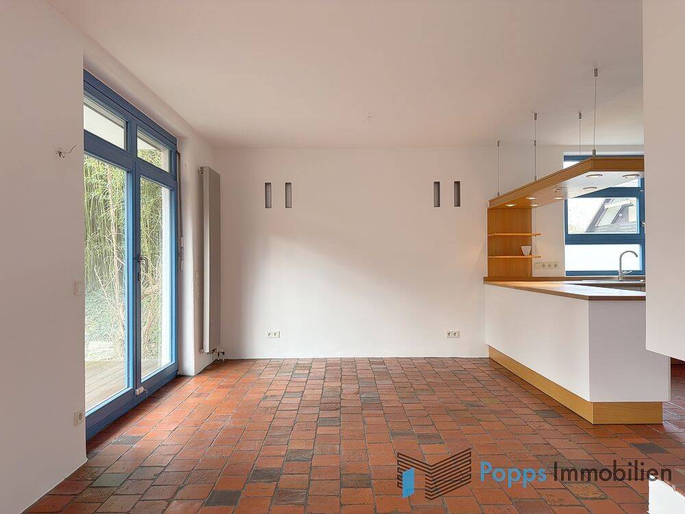 Geräumiges Zweifamilienhaus mit Balkon, Garten und Carport – Kelkheim – Vorschaubild 3
