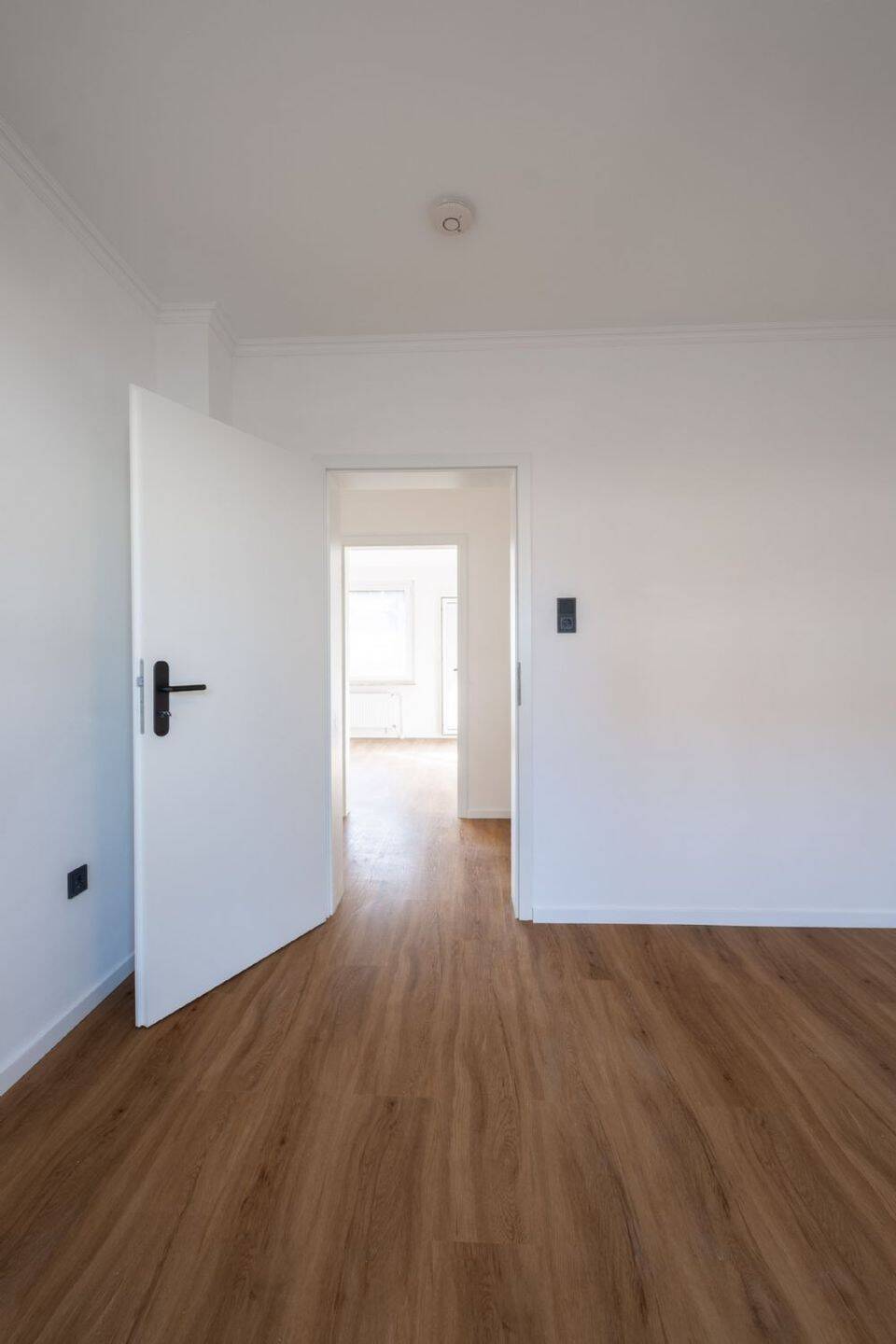 Modern wohnen in Düsseldorf - frisch renovierte 2-Zimmer-Wohnung mit Balkon und neuer Einbauküche – Düsseldorf – Vorschaubild 5