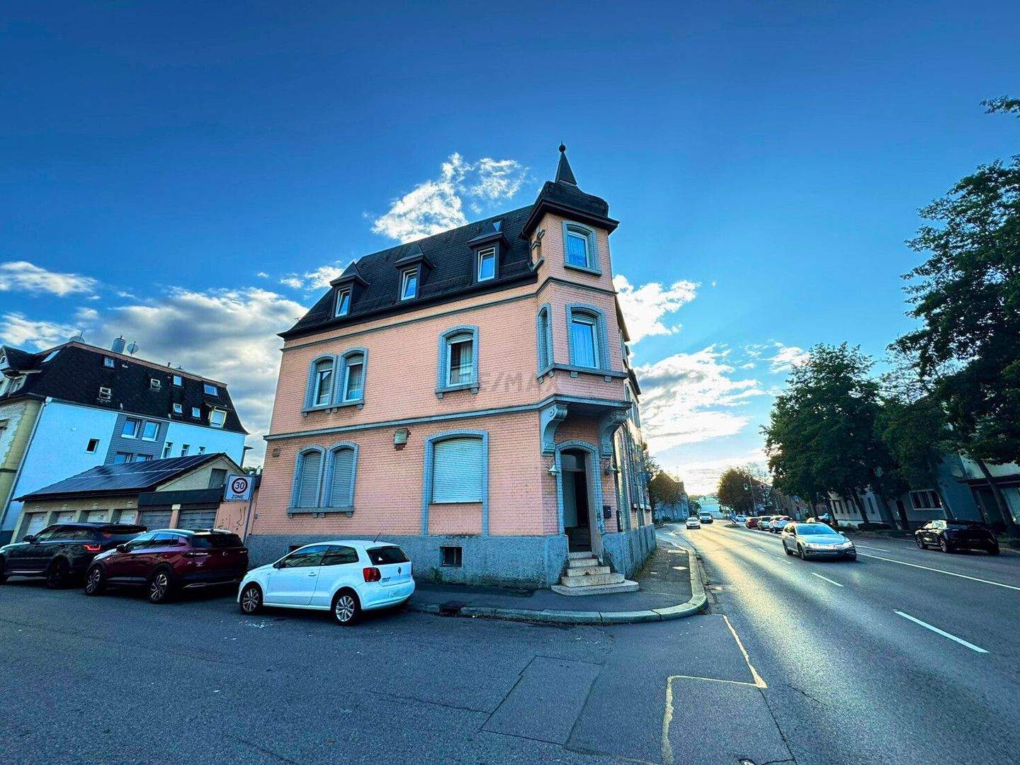 Mehrfamilienhaus mit Gaststätte, 6 Einheiten und Wertsteigerungschance !!! – Göppingen – Bild 1 von 9