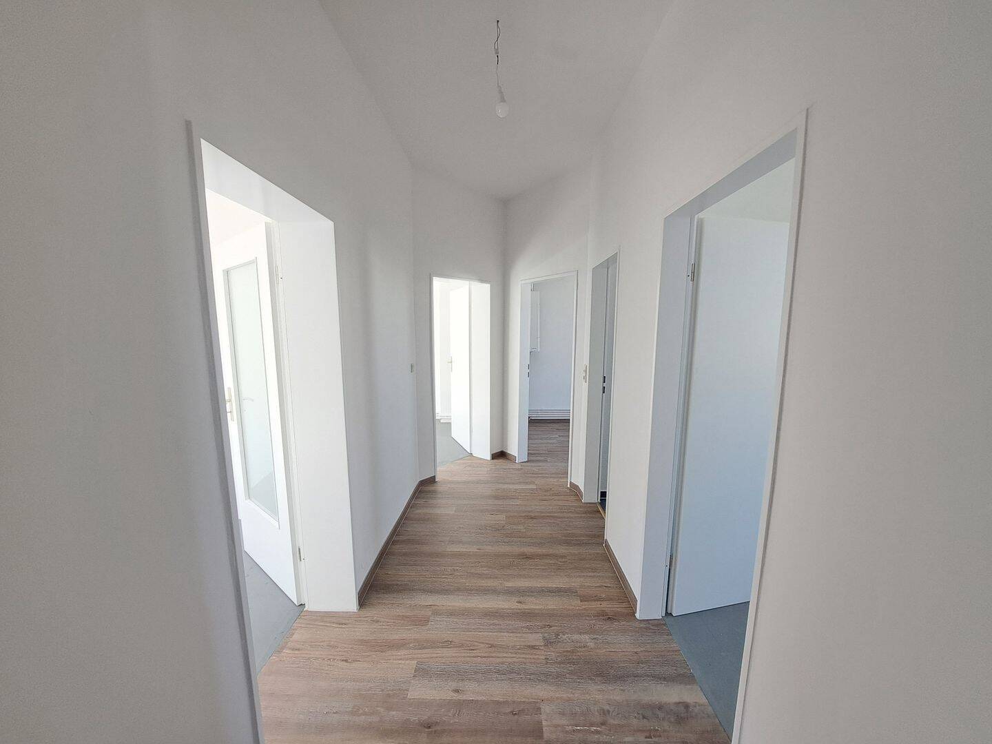 Frisch sanierte 3-Zimmer-Wohnung mit Balkon und Altbaucharme in Bremerhaven-Lehe! – Bremerhaven – Vorschaubild 6