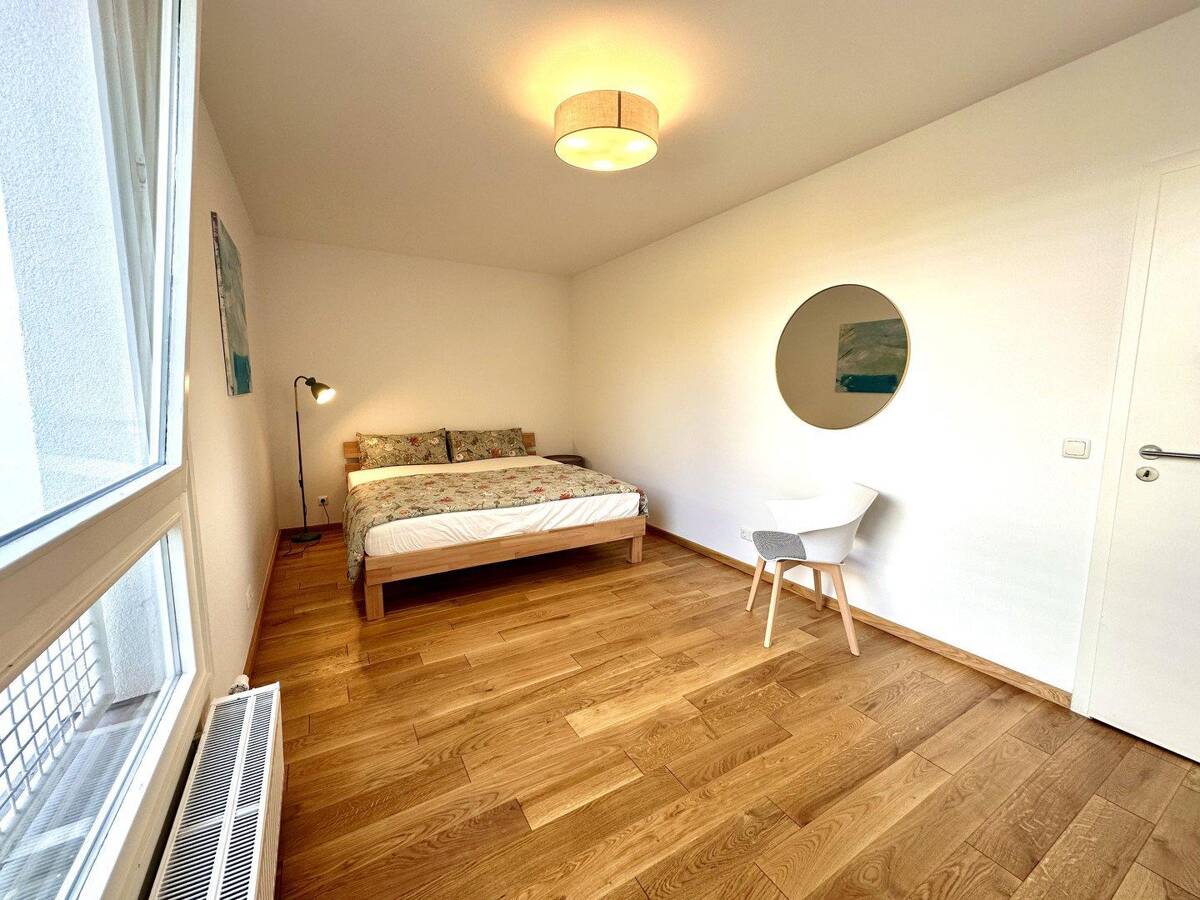 Zentrale & kernsanierte 3-Zimmer-Wohnung mit Loggia und Blick ins Grüne (befristet) – 10787 Berlin – Bild 1 von 9