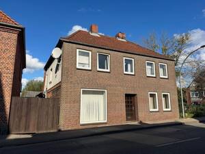 Sanierungsbedürftiges Einfamilienhaus mit viel Potenzial, Nebengebäuden und Garten in Zentraler Lage von Oldenburg