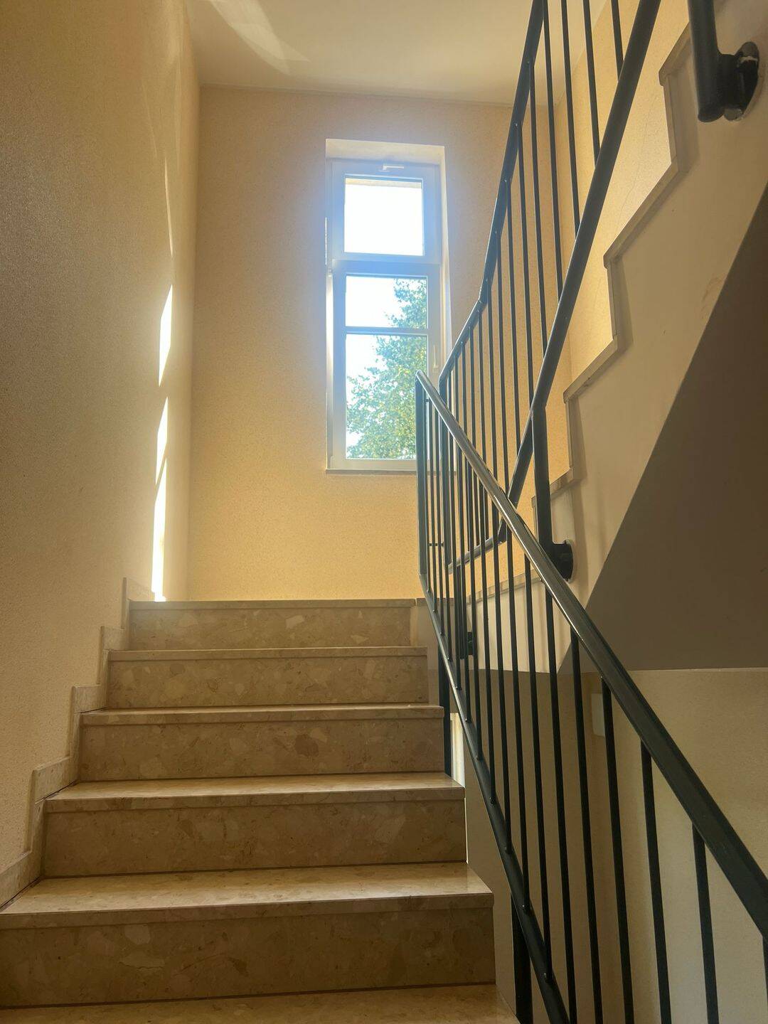 Großzügige Maisonettewohnung mit Terrasse, Duplex-Parker und hervorragender Infrastruktur in Erfurt – Erfurt – Vorschaubild 4