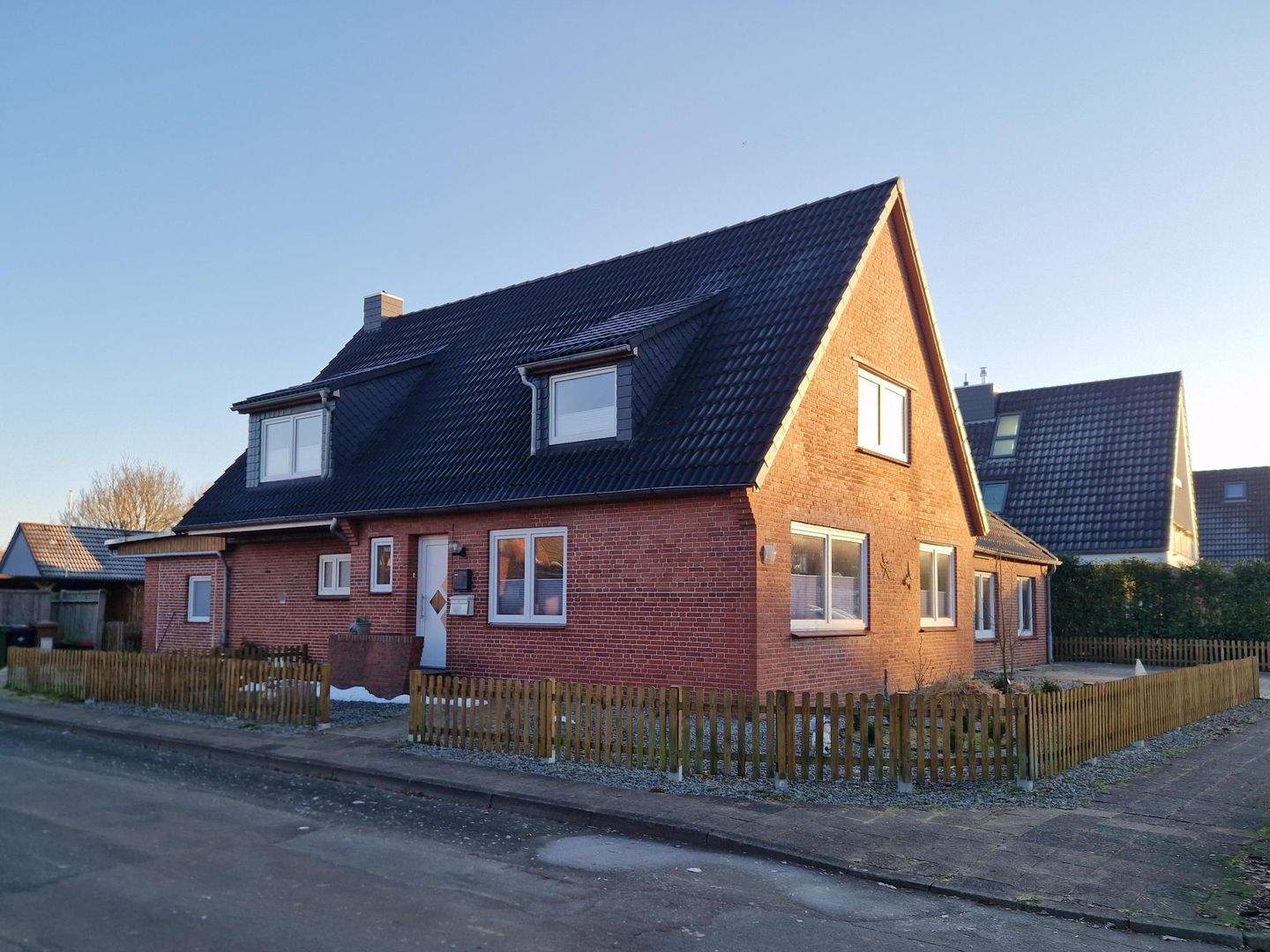 Großzügige Immobilie in Rödemis mit separater Einliegerwohnung – Husum – Bild 1 von 9