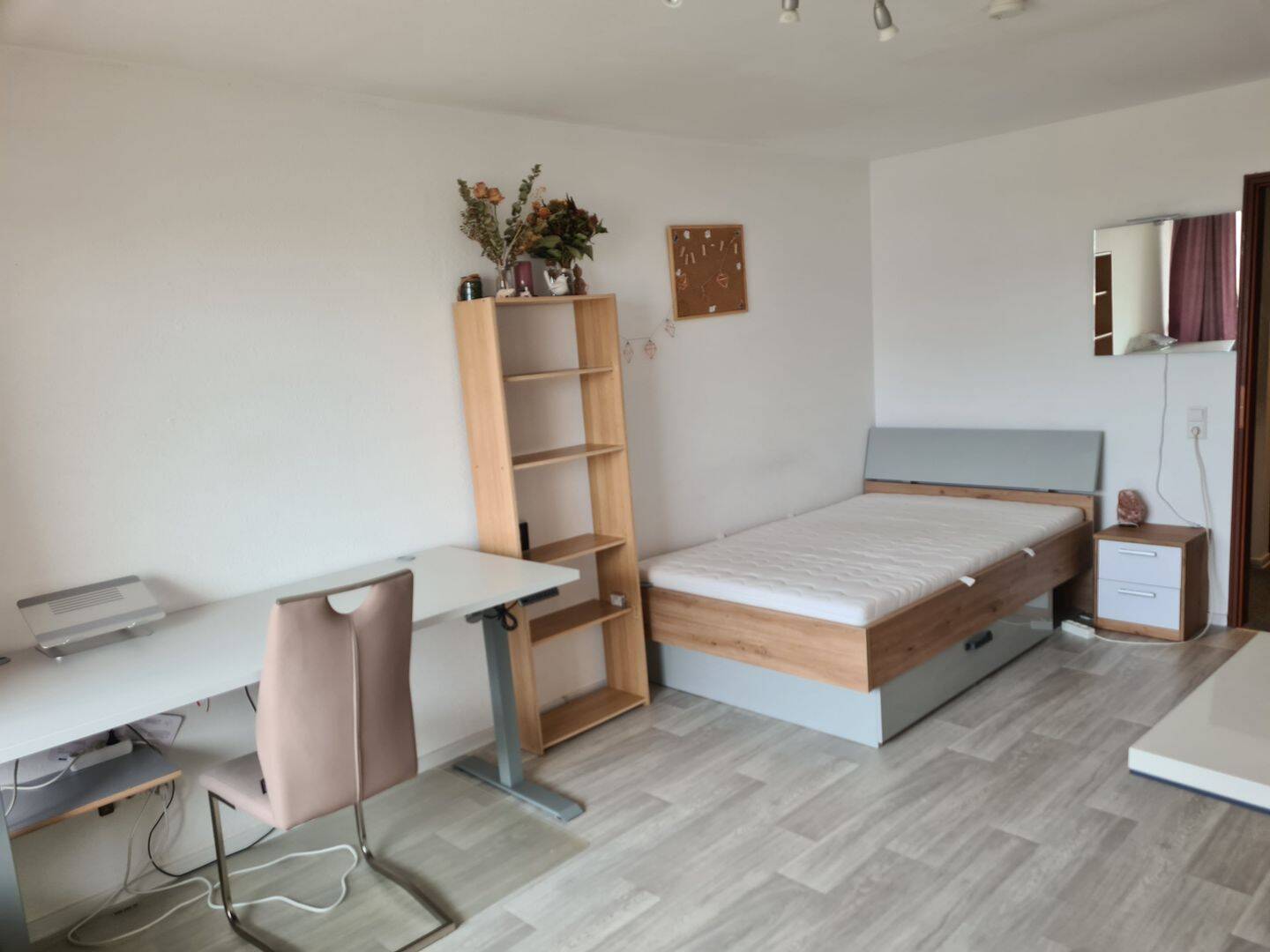 Vollmöblierte 1-Zimmer-Wohnung mit Balkon & Tiefgaragenstellplatz in Handschusheim (Zwischenmiete von 15. Mai bis 31. November 26) – Heidelberg – Vorschaubild 2