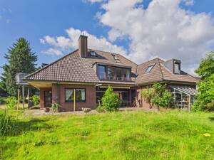 Ihr Traumhaus zwischen Stadtleben und Natur: Modernisiertes Zweifamilienhaus mit großem Garten
