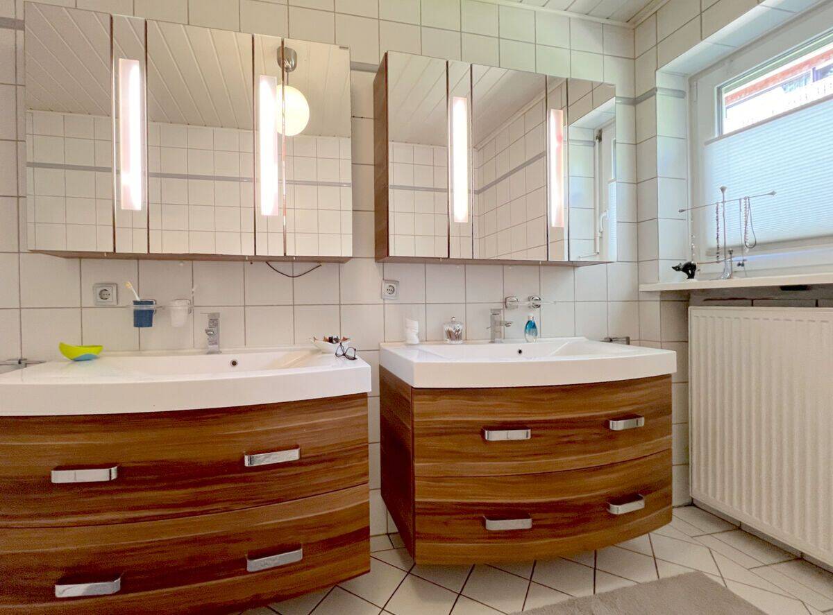Geräumiges Wohnhaus mit Praxis/Einliegerwohnung und Doppelgarage in Ebermannstadt – Ebermannstadt – Vorschaubild 4