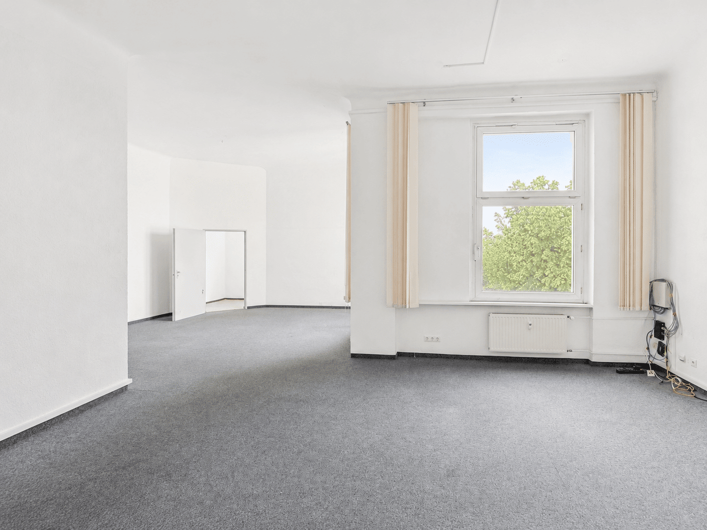 Großzügige Altbaueinheit mit sehr hohen Decken und Entwicklungspotenzial in ruhiger, zentraler Lage – Berlin – Vorschaubild 5